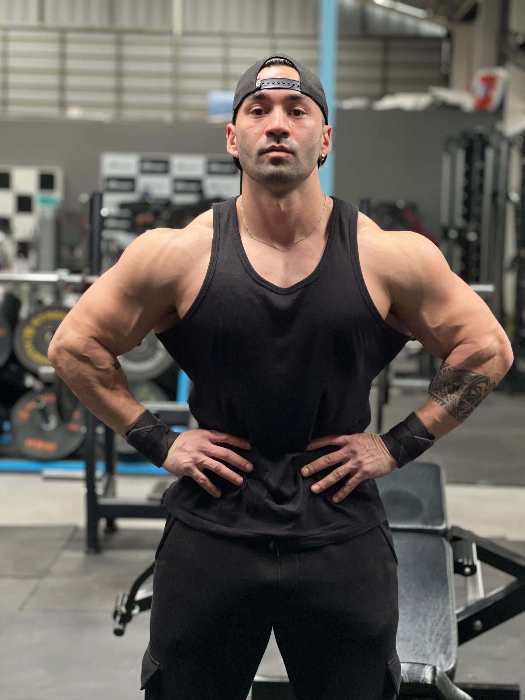 Benjamín Pezoa, founder y coach de PEZOA FITNESS, en el gimnasio